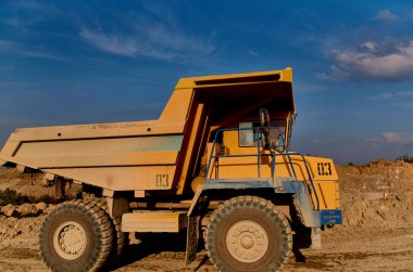 kamyon buldozer kum inşaat açık havada mavi gökyüzü yazı