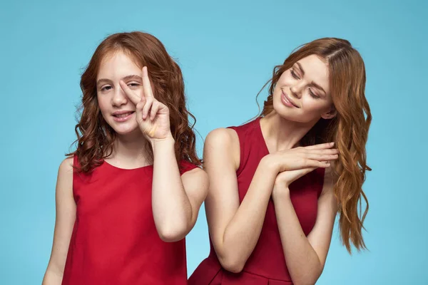 Mutter und Tochter Spaß Freundschaft Kommunikation blauer Hintergrund — Stockfoto