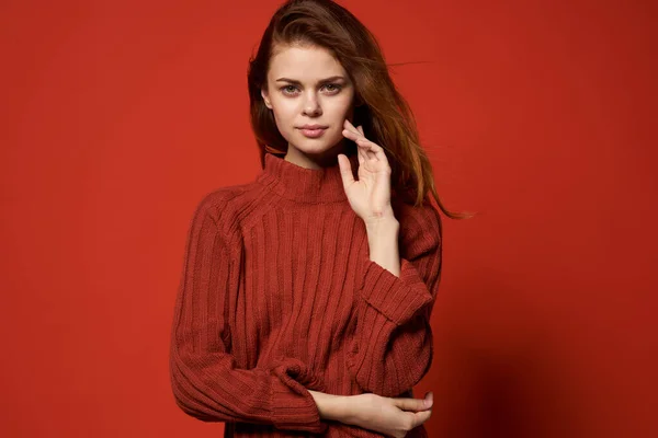 빨간 스웨터를 입은 매력적 인 여성, 유리 녹음실 모델외진 배경 — 스톡 사진