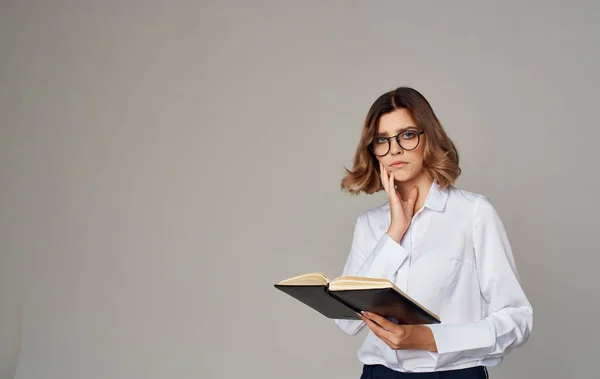 Femme d'affaires avec un cahier dans les mains et des lunettes sur son visage — Photo