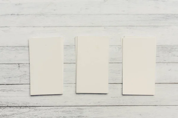 Cartões de visita brancos em um fundo de madeira letterhead vista superior — Fotografia de Stock