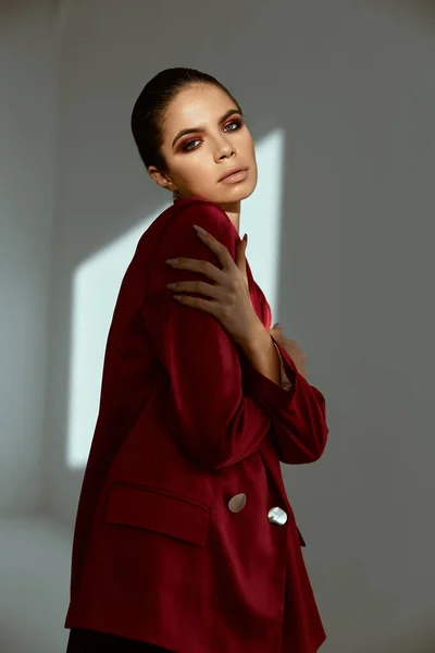 Mulher na jaqueta vermelha brilhante cosméticos decoração Studio Model — Fotografia de Stock