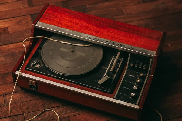 Red gramophone record player vintage nostalgia wood background — Stock Photo, Image