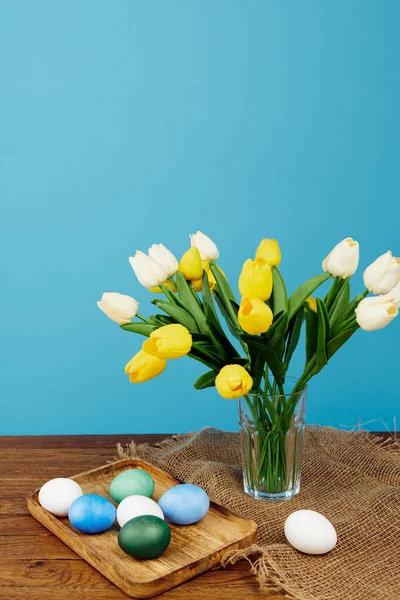 Bukiet kwiatów w wazonie pisanki wakacje dekoracji tradycji — Zdjęcie stockowe