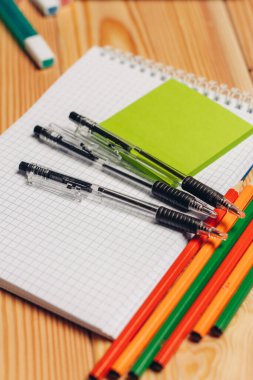 Not defterleri ofis işleri kağıt ahşap arka plan