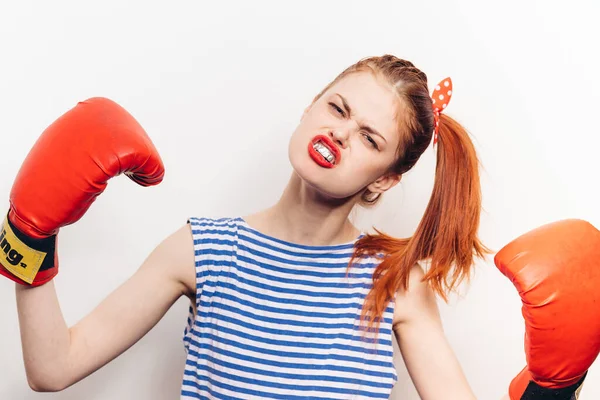 Mujer boxeo sobre un fondo claro guantes rojos deporte rayas camiseta —  Fotos de Stock