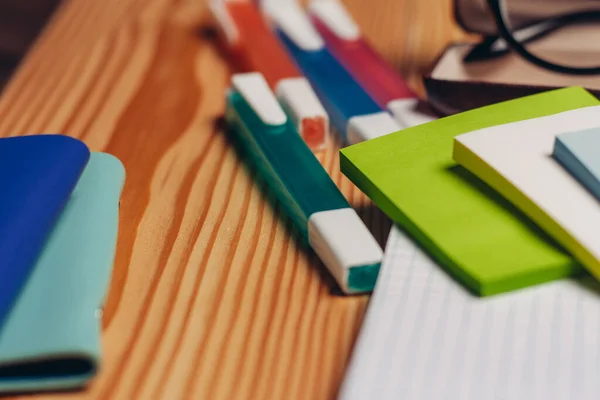 Lápices multicolores papelería oficina mesa de madera — Foto de Stock