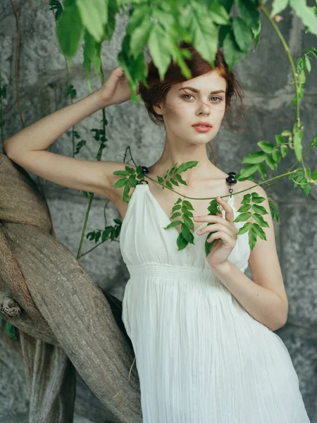 Hübsche Frau im Freien grüne Blätter weißes Kleid Sommerspaziergang — Stockfoto