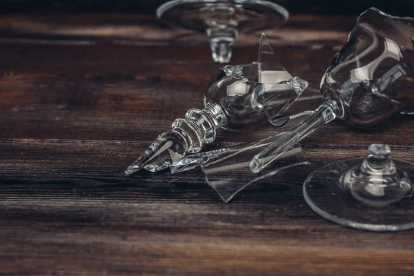 Gebroken glas alcohol wijn houten achtergrond Shards — Stockfoto