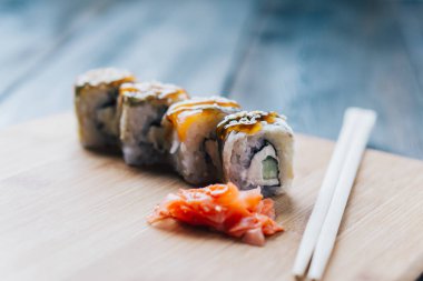 Suşi çubukları ahşap ahşap sos menü restoranı