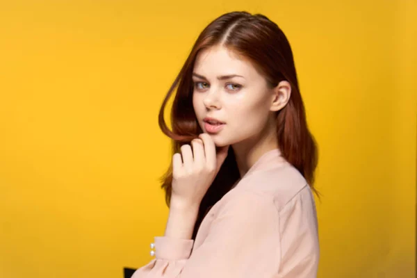 Vacker kvinna glamour poserar lyx gul bakgrund — Stockfoto