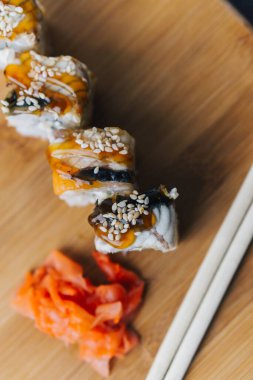 Suşi çubukları ahşap tahta restoran üst görünümü