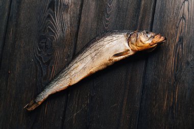 Kurutulmuş balık ahşap bir masanın üzerinde uzanır.