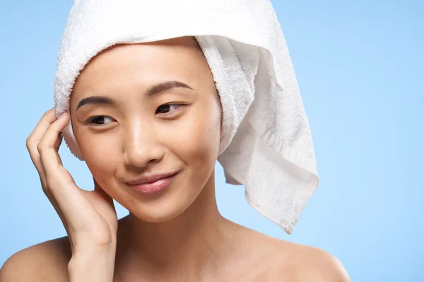 Mulher com ombros nus close-up toalha na cabeça limpo pele rejuvenescimento — Fotografia de Stock