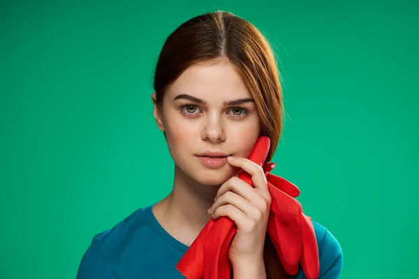 Hübsche Frau in roten Gummihandschuhen — Stockfoto