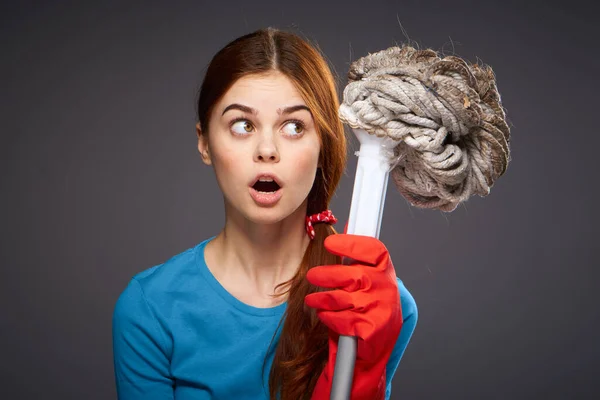 손을 잡고 집안일을 하는 청소하는 여자 — 스톡 사진