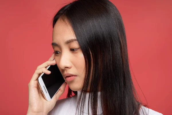 Mujer asiático apariencia estudio recortado vista hablando por teléfono — Foto de Stock