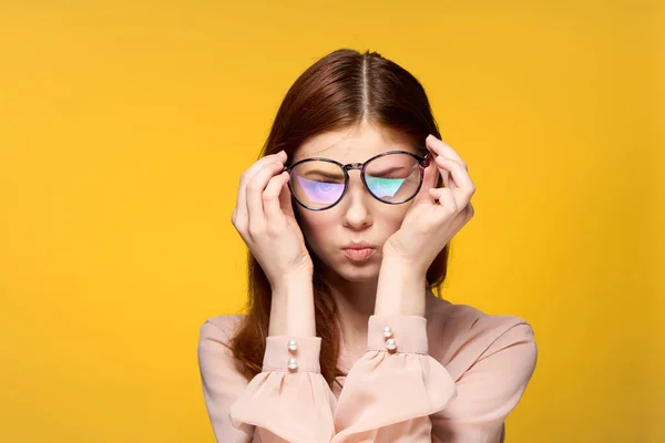 Aantrekkelijke vrouw glimlach glamour cosmetica bijgesneden uitzicht geïsoleerde achtergrond — Stockfoto