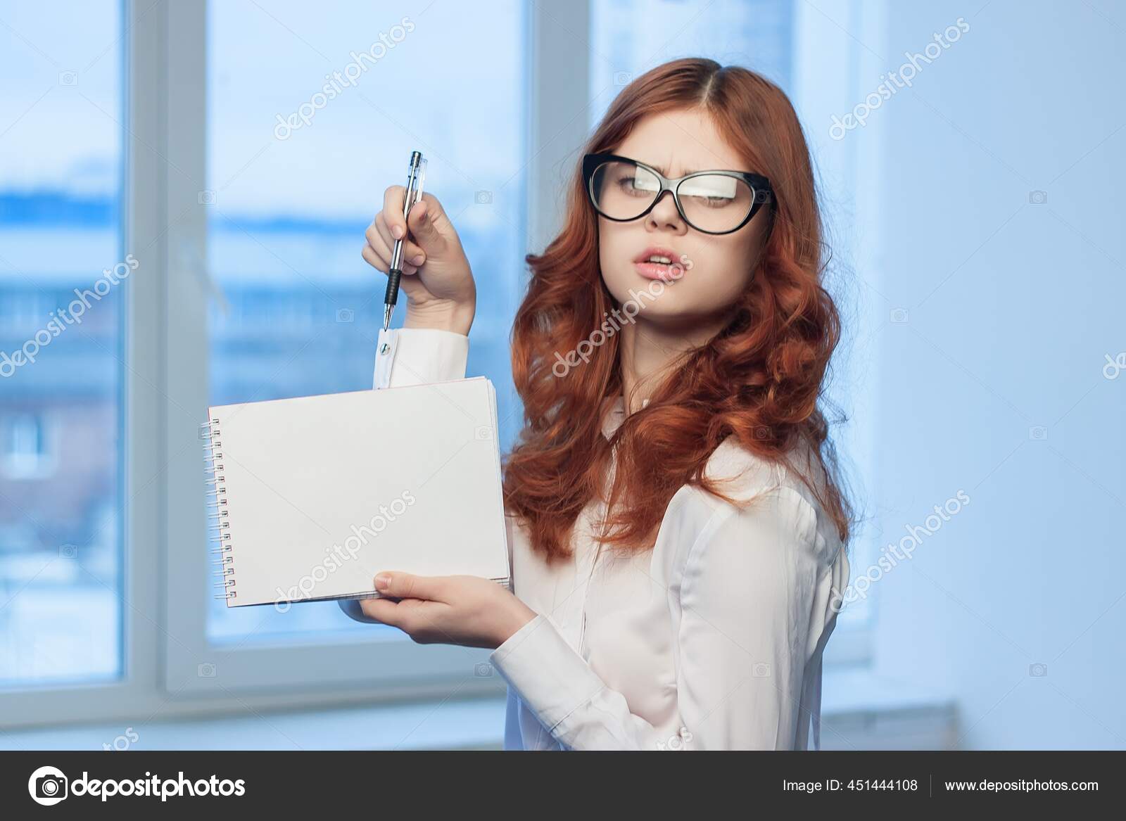 Деловая Женщина С Блокнотом В Руках Документы Работают В Офисе.