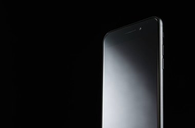 Siyah arkaplanda dokunmatik cep telefonu düğmeleri olmayan yeni teknolojiler