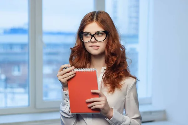 Червоноволоса ділова жінка в окулярах червоний блокнот Професійний — стокове фото