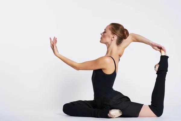 Bailarina ejercicio rendimiento flexibilidad silueta luz fondo — Foto de Stock