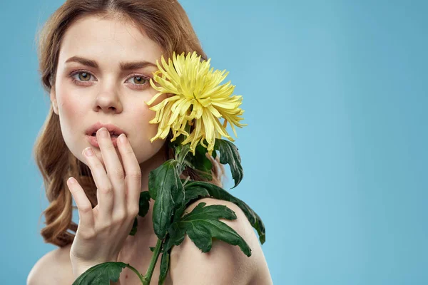 Chica con flores recortado ver retrato primer plano primavera desnudo hombros piel clara Maquillaje —  Fotos de Stock