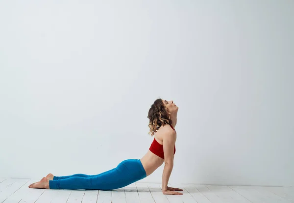 Perempuan yang melakukan senam menggunakan pakaian olahraga yoga asana — Stok Foto