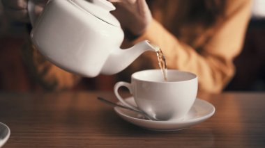 Kahvaltının üzerinde çaydanlık bardağında çay nasıl dinlenir?