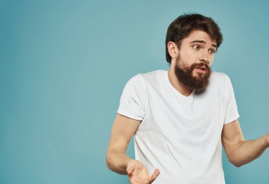 Öfkeli görünüm portre duyguları mavi arkaplan modeli