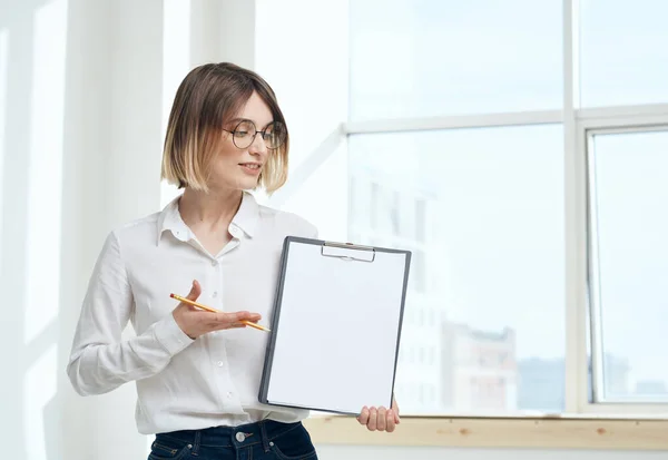 Sala de finanzas mujer documentos comerciales ventana interior — Foto de Stock