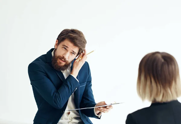 Un uomo con documenti in giacca e cravatta e una donna per un colloquio — Foto Stock