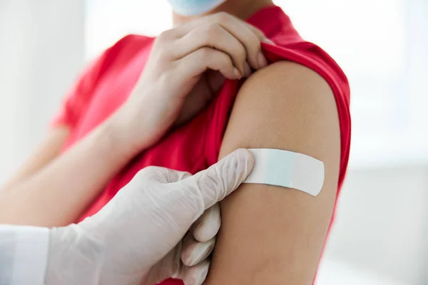 Lékař utěsní ruku lepicí páskou po injekci do zdraví — Stock fotografie