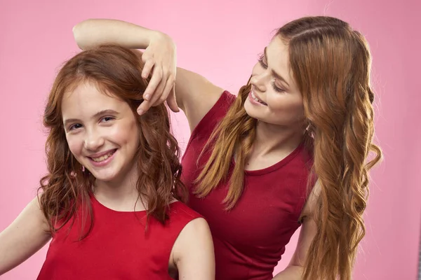 Mutter und Tochter Spaß Kommunikation Familie Freude rosa Hintergrund beschnitten Ansicht — Stockfoto