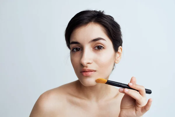 Frau mit nackten Schultern Make-up Hautpflege Nahaufnahme — Stockfoto