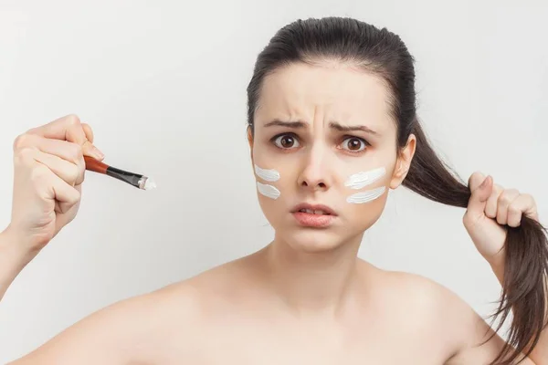 Mulher com ombros nus como escova de máscara facial para aplicação — Fotografia de Stock