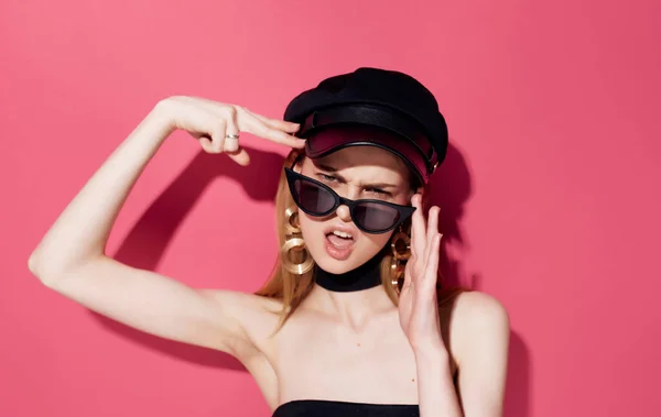 Atractivo mujer negro vestido maquillaje moda sonrisa rosa fondo — Foto de Stock