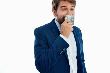 Zengin ve beyaz arka planda klasik takım elbiseli mutlu bir adam.