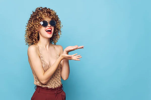 Modello capelli ricci sorriso allegro camini elettrici labbra rosse vestiti alla moda — Foto Stock