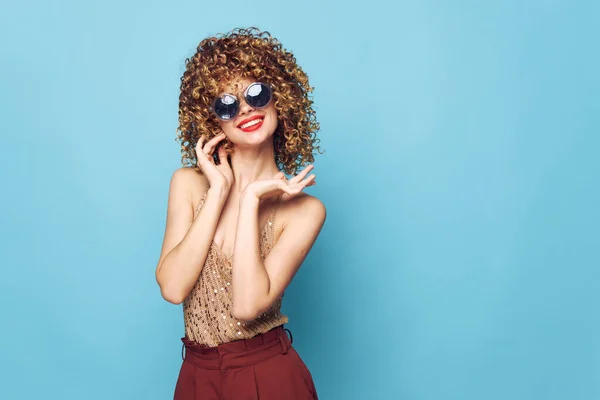 Lady Lockiges Haar Lächeln Sonnenbrille Modell blauer Hintergrund Pailletten — Stockfoto