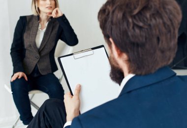 İş görüşmesi için kadın ve çalışan iletişimi belgelerine sahip iş adamı.