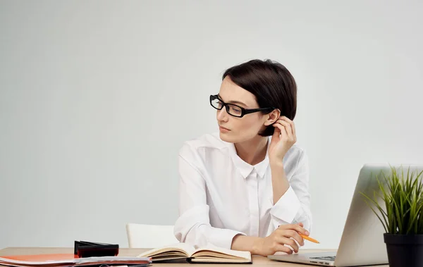 Frau sitzt am Arbeitstisch vor Laptop-Finanzbüroleiterin — Stockfoto