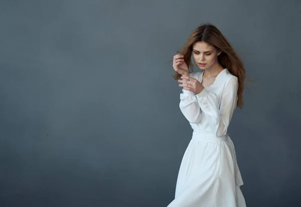 Hermosa mujer en glamour vestido blanco y lujoso estilo elegante fondo gris — Foto de Stock