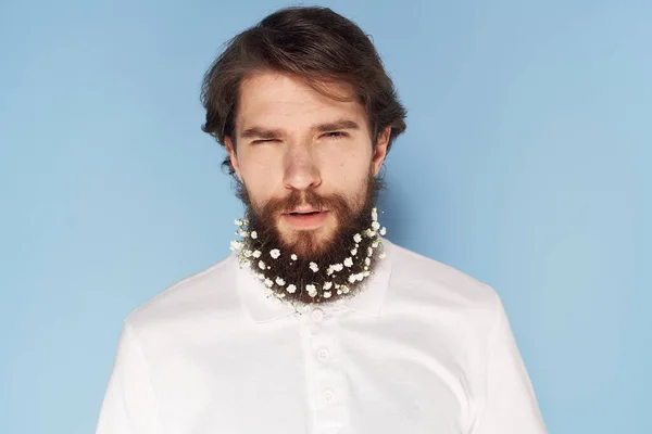 Bel homme dans un T-shirt blanc fleurs dans une barbe émotions — Photo