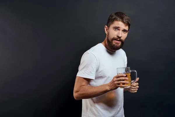 Homme barbu en t-shirt blanc tasse de bière fond sombre amusant — Photo