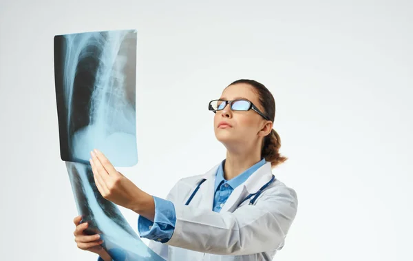 Медсестра з рентгенівськими та медичними окулярами стетоскоп — стокове фото