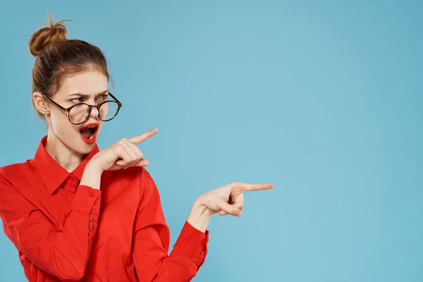 Деловая женщина красная рубашка в очках секретарь стиль жизни эмоции — стоковое фото