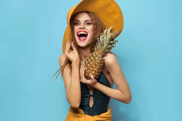 美丽的女人戴着菠萝帽异国情调的奢华夏天 — 图库照片