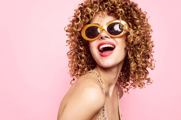 Modelo gafas de moda pelo rizado maquillaje brillante — Foto de Stock