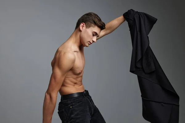 ハンサムな男の筋肉の胴の黒のジャケットモデル魅力的な外観 — ストック写真